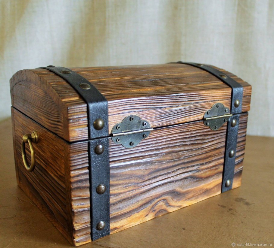 Сундук деревянный