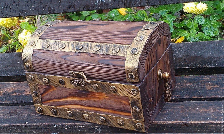 Сундук деревянный