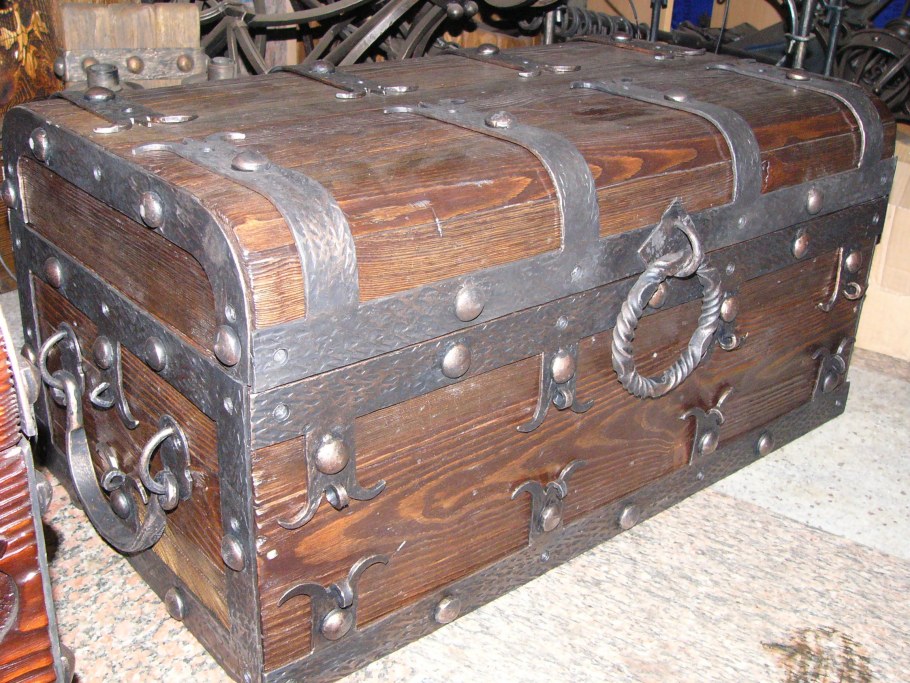 Старый кованый сундук