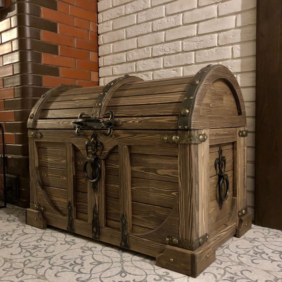 Сундук из дерева