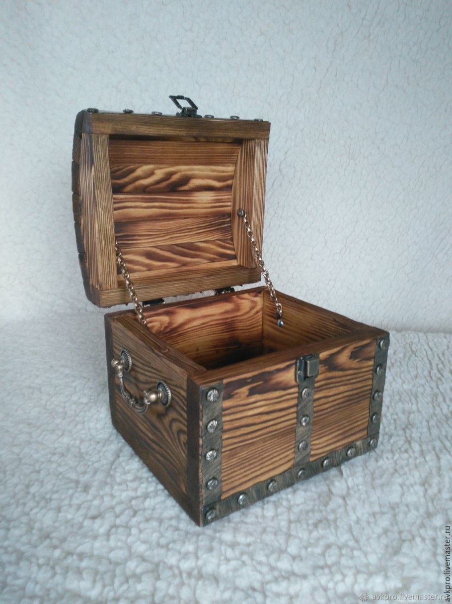 Сундучок из дерева