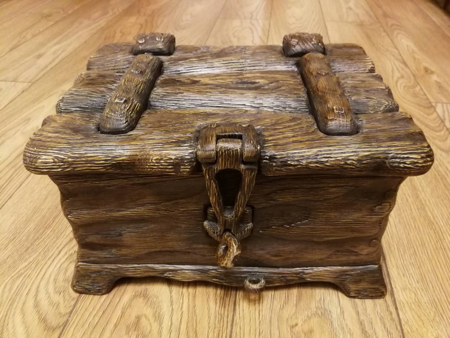 Деревянный сундучок