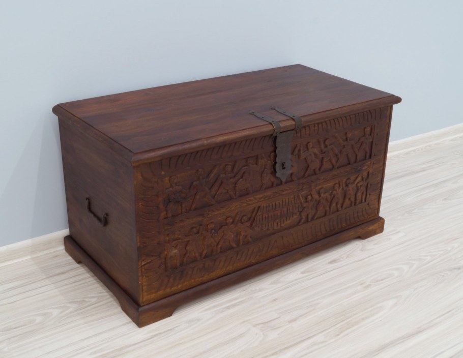 Сундук резной из дерева
