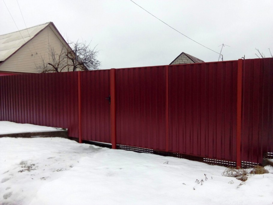 Бордовый забор