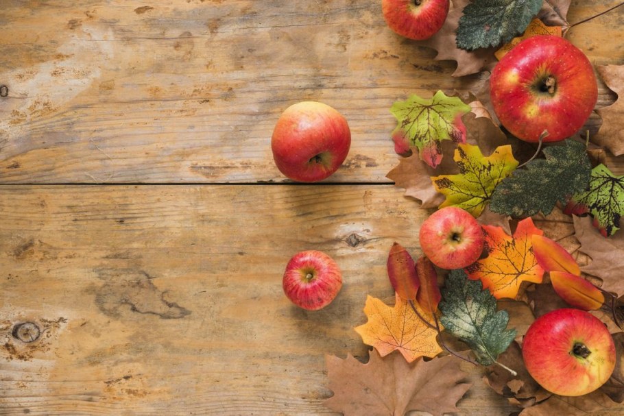 Яблоки на деревянном фоне