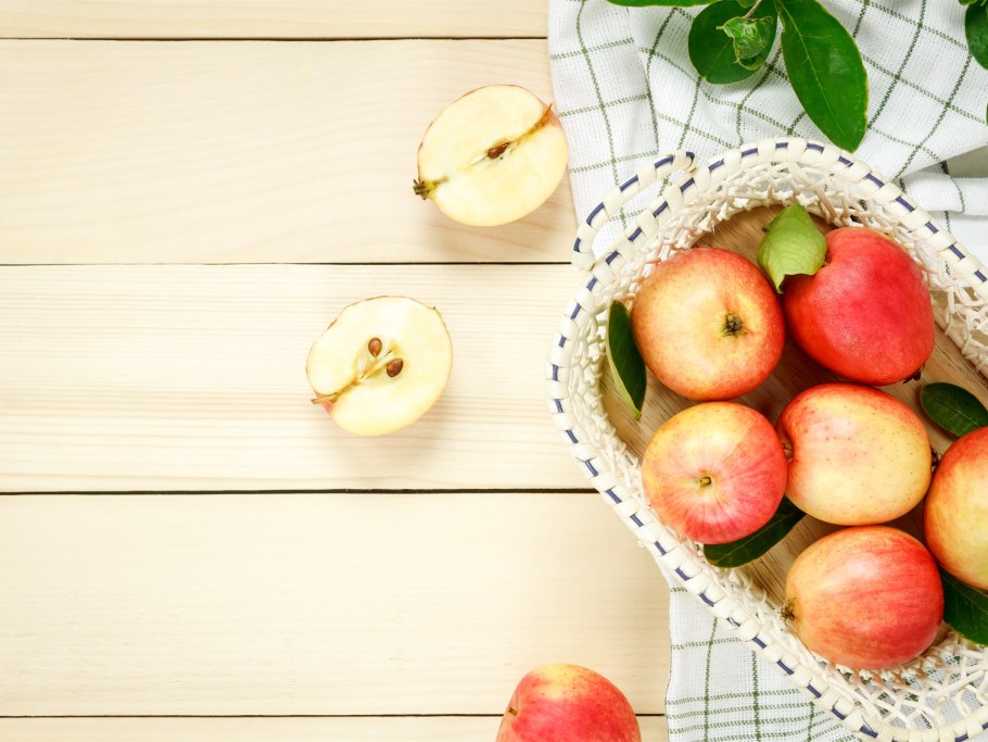 Фрукты на деревянной доске