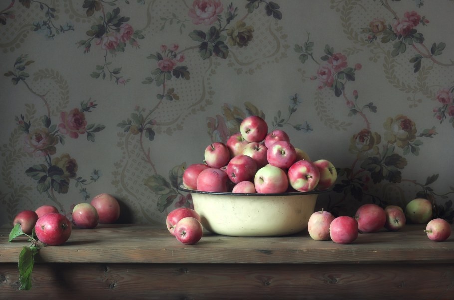 Натюрморт яблоки на столе
