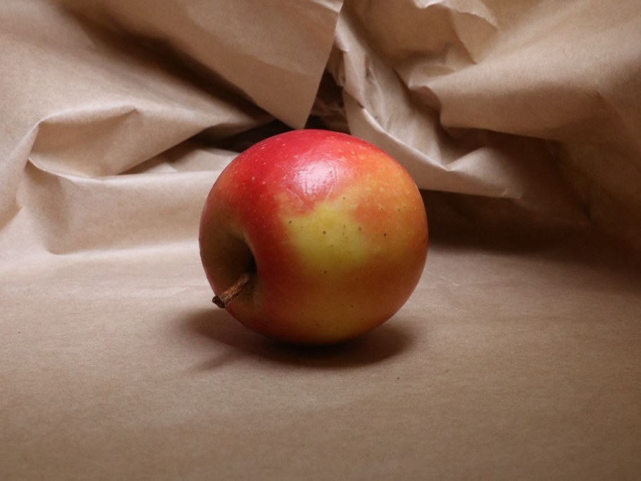 Картинка краснобокое яблоко