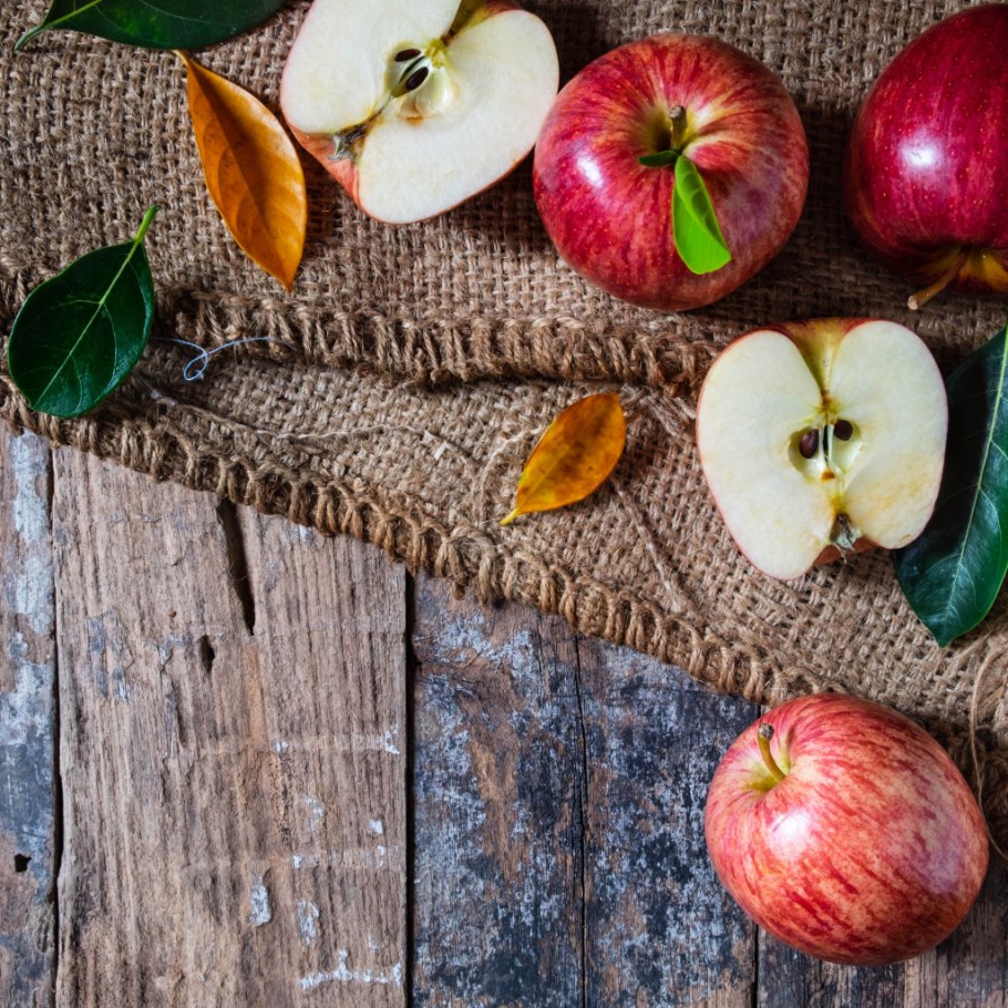 Яблоки в осенних листьях