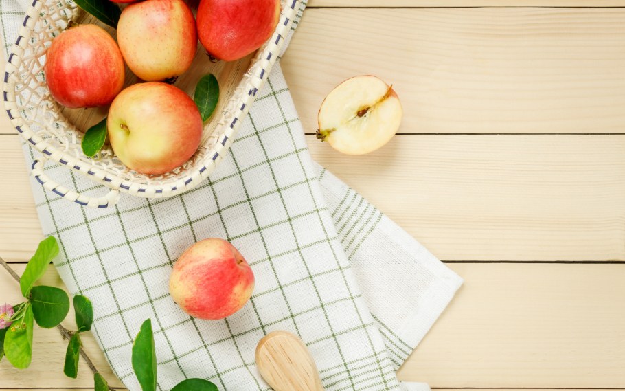 Фрукты на деревянном столе вид сверху