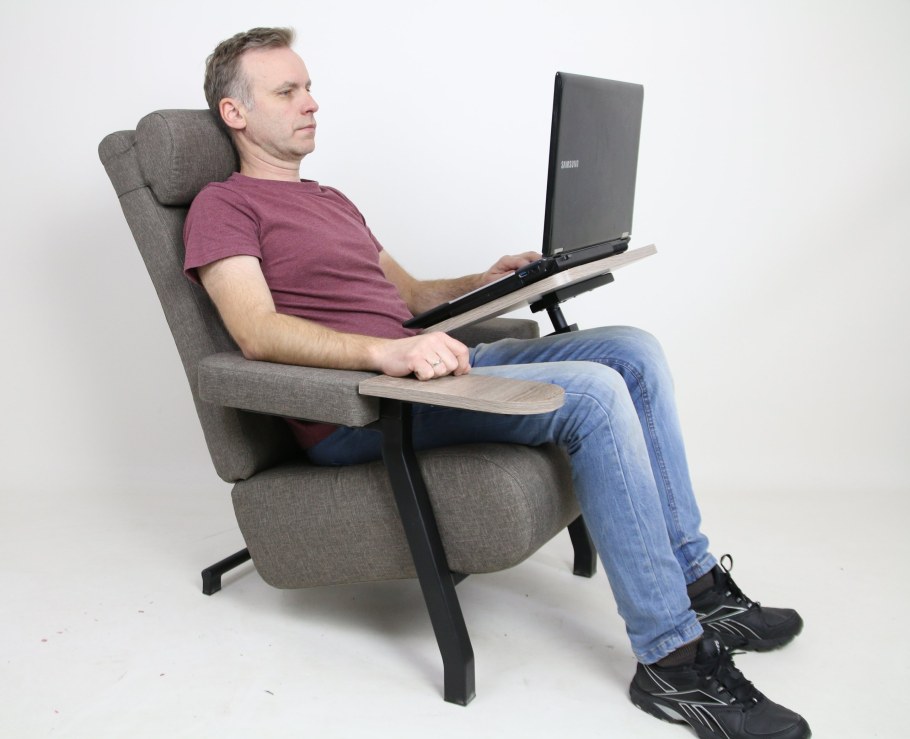 Кресло с подставкой для ноутбука