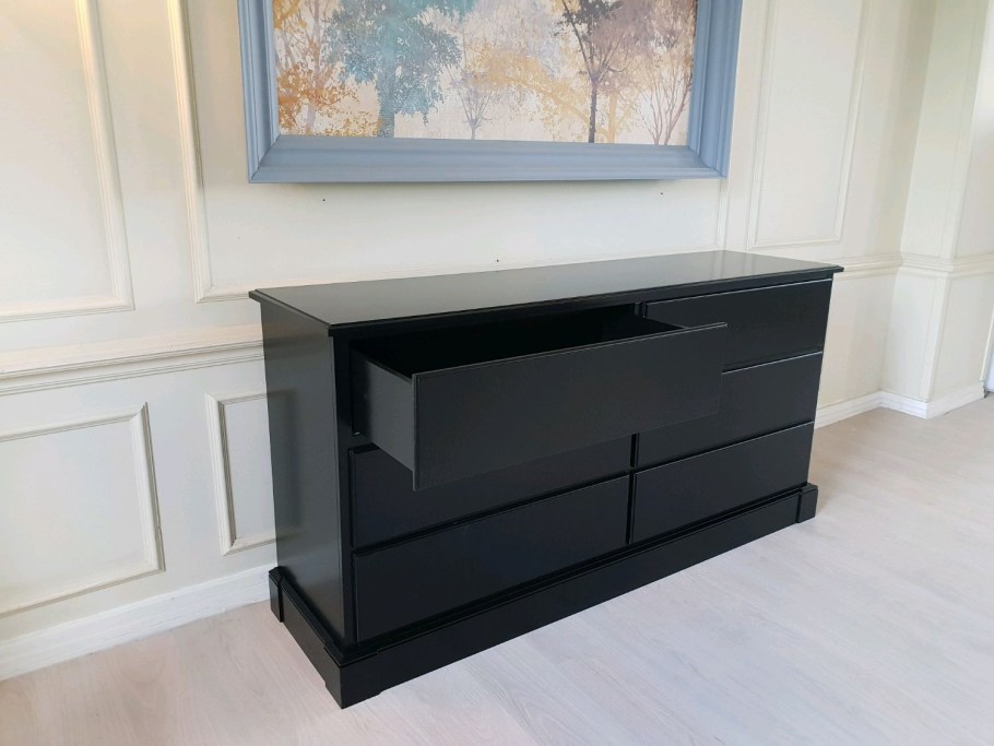 Комод из черного алюминиевого профиля