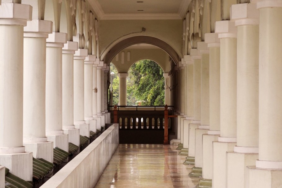 Квадратные колонны в архитектуре