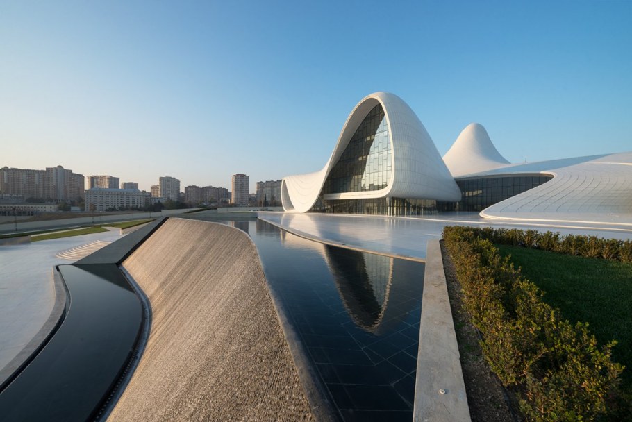 Заха Хадид культурный центр Гейдара Алиева в Баку