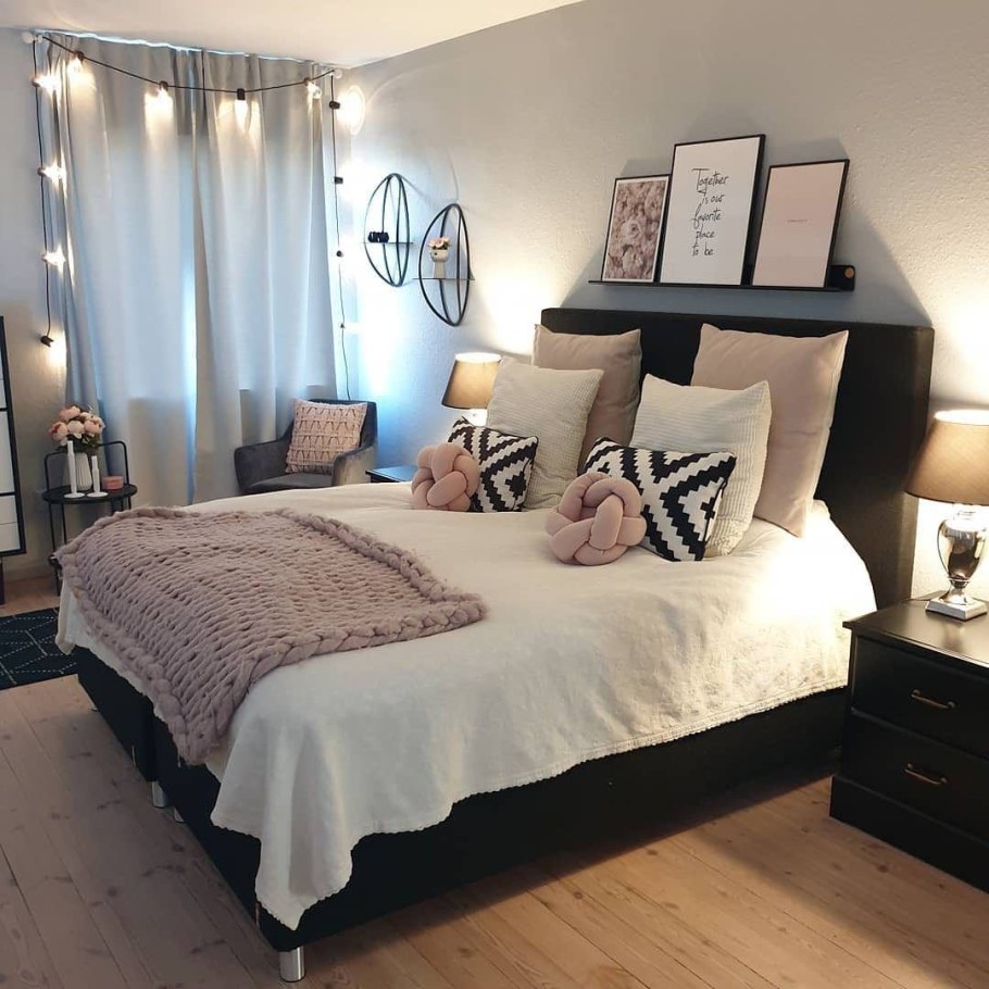 Уютная спальная комната для пары