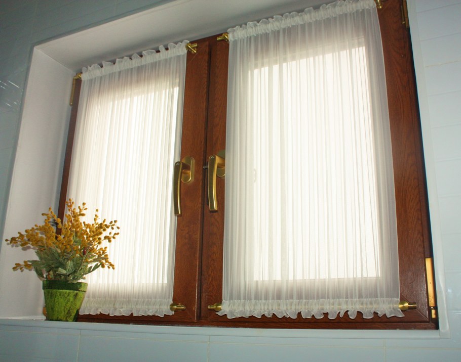 Карнизы для штор на пластиковые окна