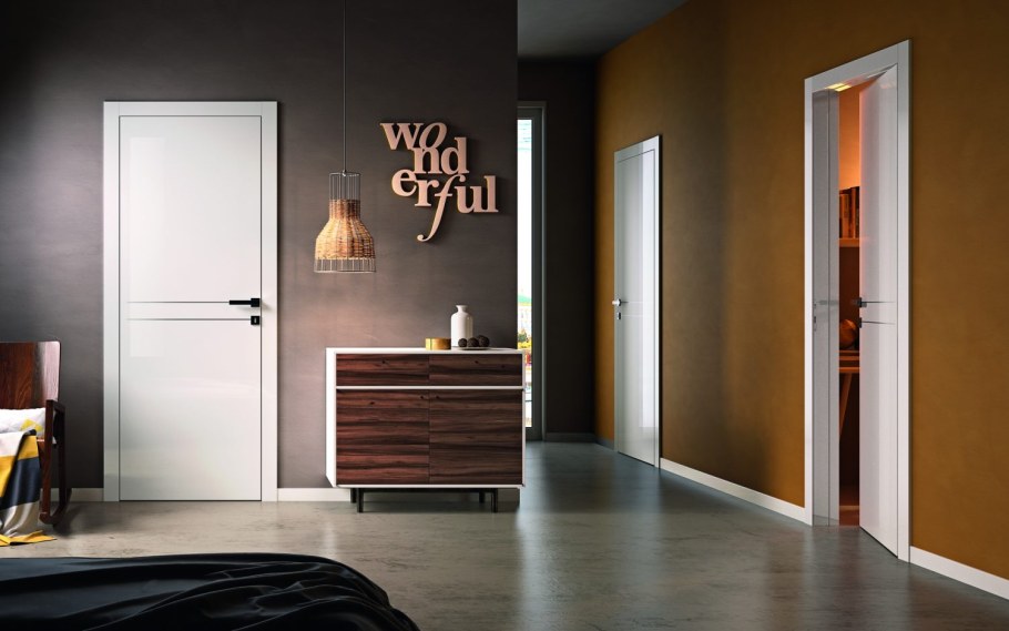 Яркие двери в интерьере