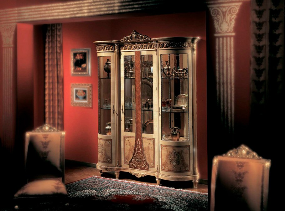 Витрина из красного дерева в стиле Барокко
