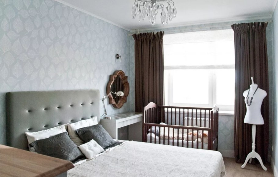 Небольшая спальня с детской кроваткой