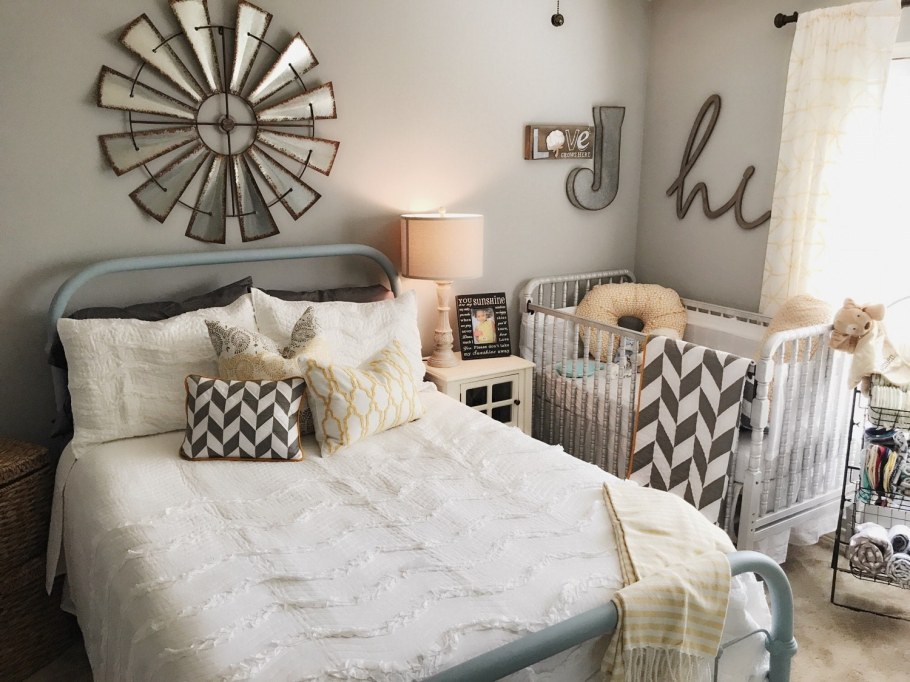 Спальня с детской кроваткой