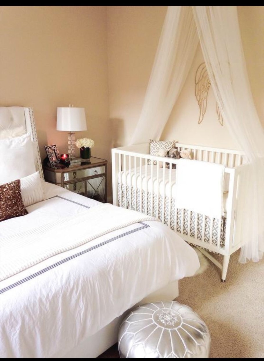 Детская кроватка в маленькой спальне