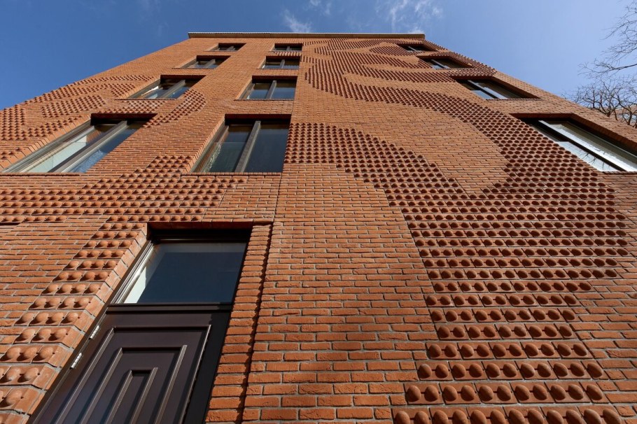 Кирпичные фасады многоэтажных домов