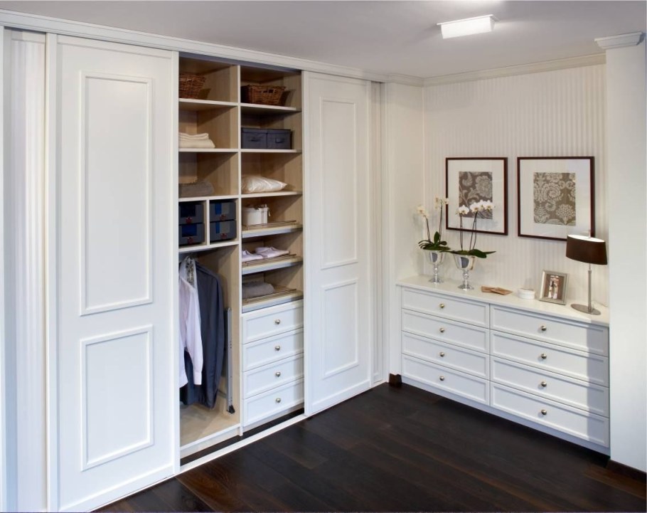 Встроенный шкаф с комодом