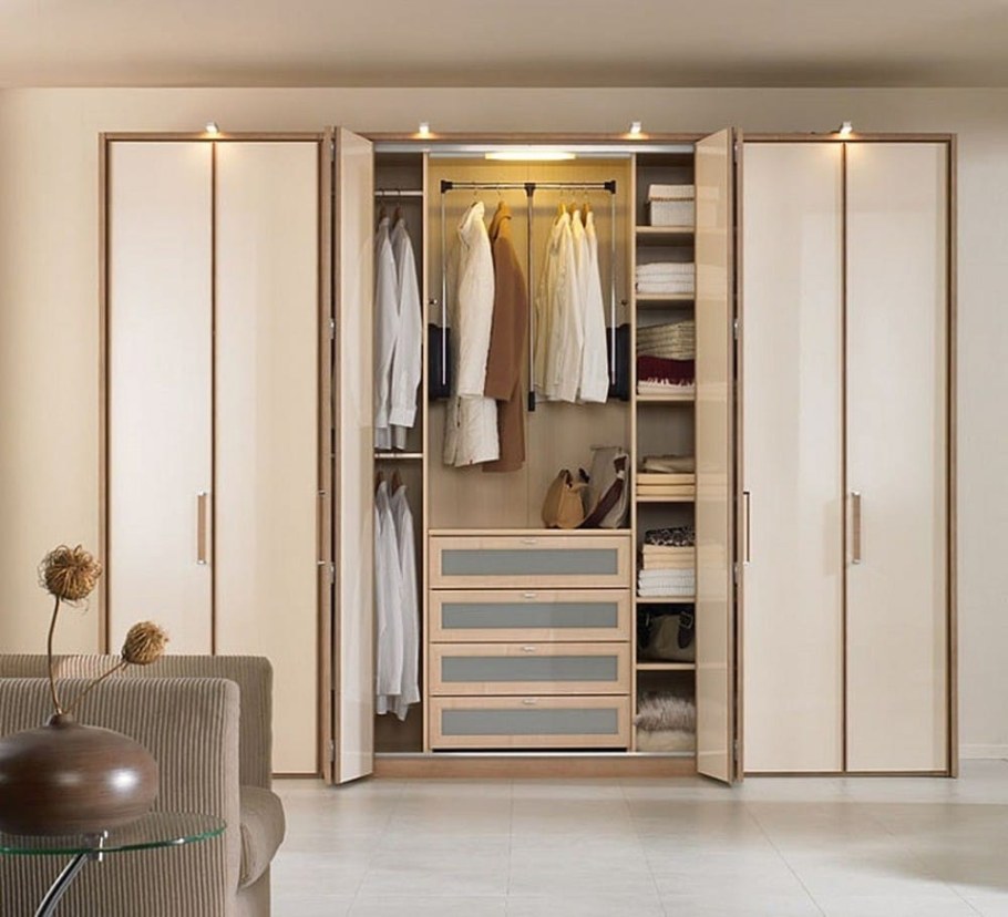 Шкаф в прихожую с распашными дверями