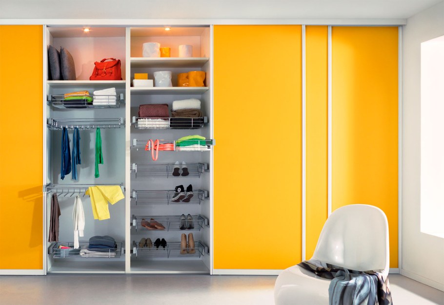 Шкаф-купе в прихожую желтый