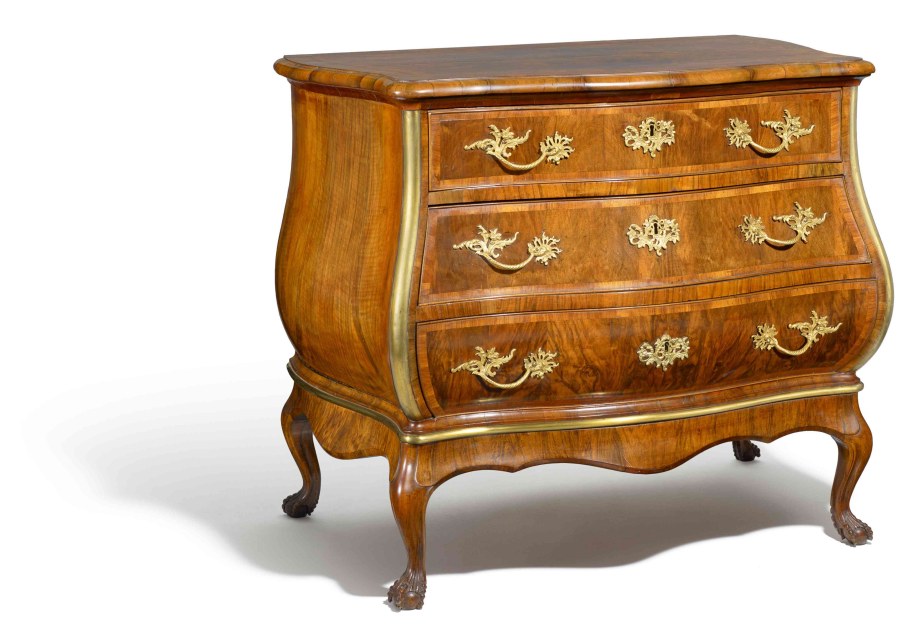 Комод в стиле рококо