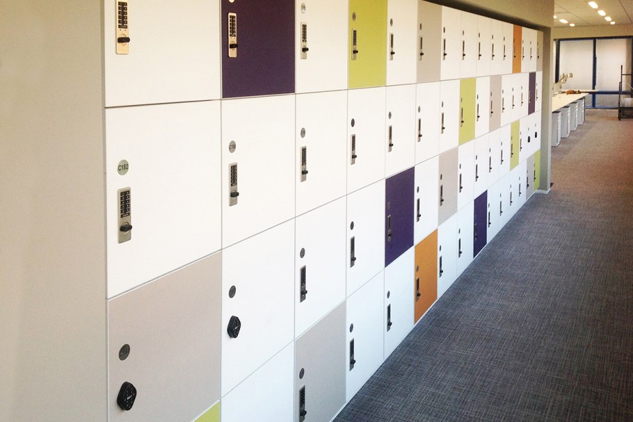 Шкафчики для хранения вещей в офисе