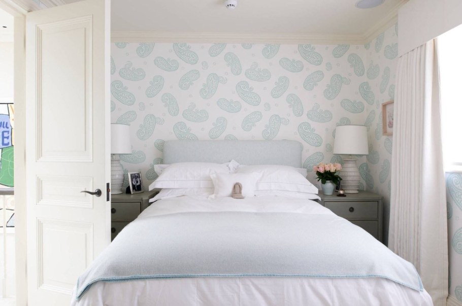Маленькая спальня в светлых тонах