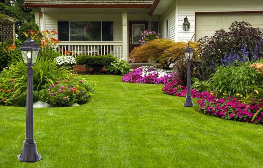 Красивый газон перед домом