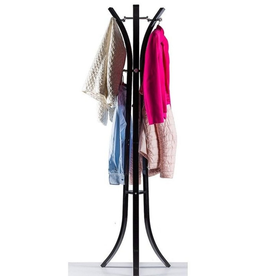 Куртки на стоячей вешалке