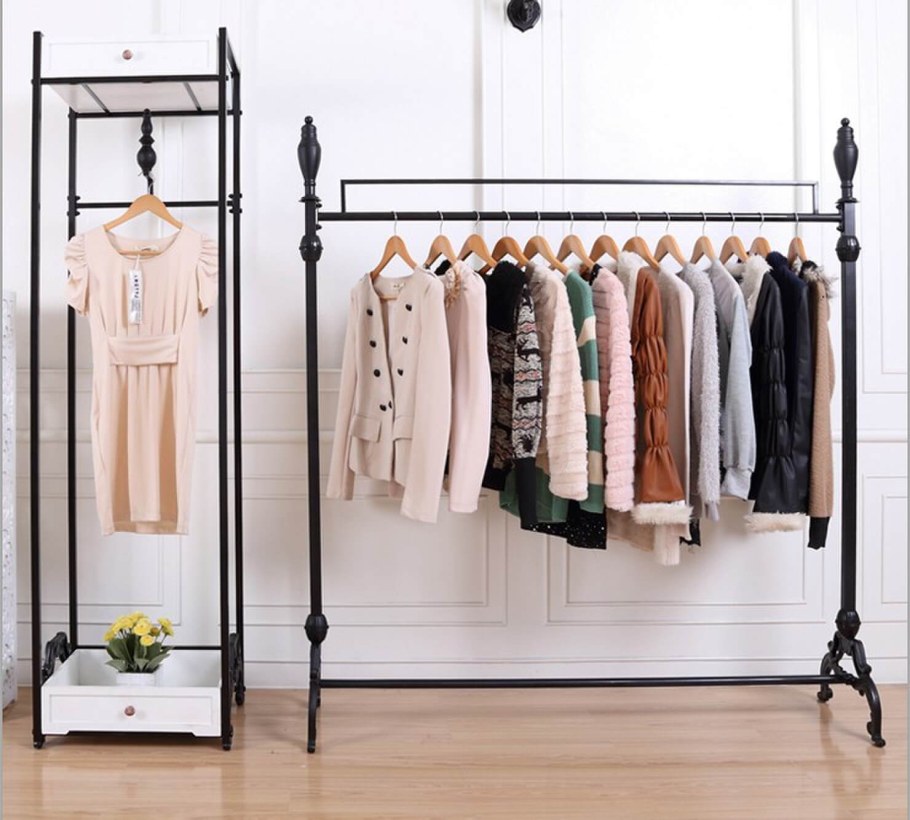 Открытая вешалка для одежды