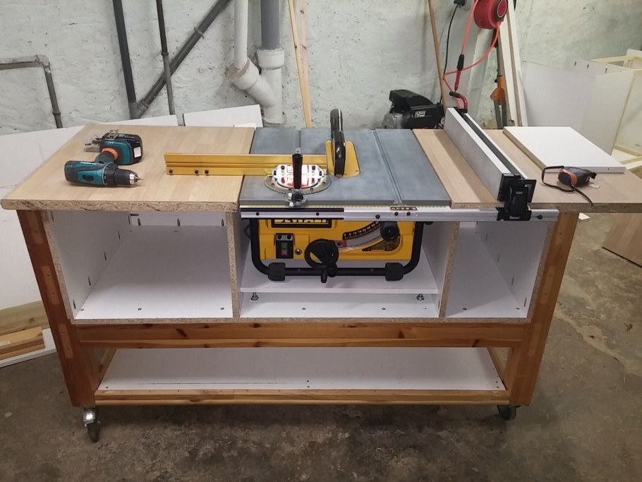 Универсальный стол для распиловочного станка по дереву DEWALT