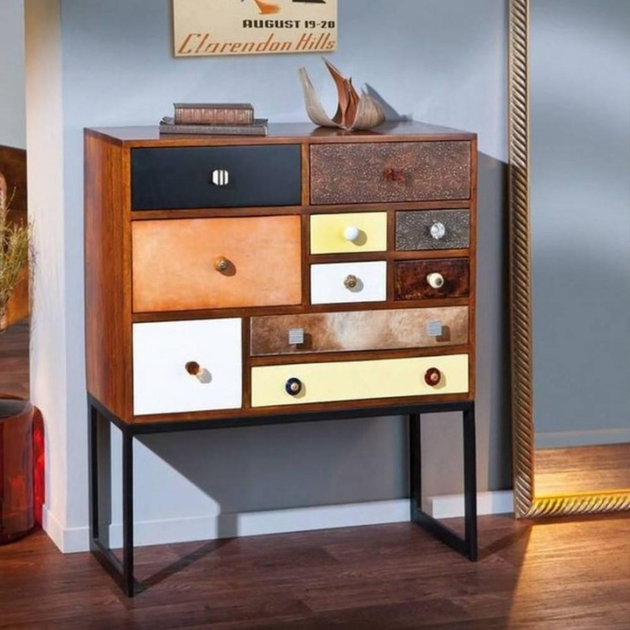 Комод с множеством ящиков