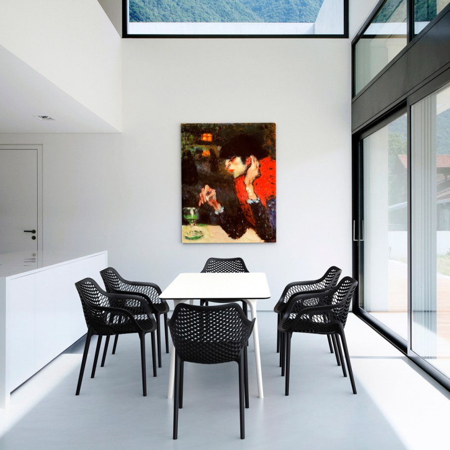 Пластиковые стулья в интерьере