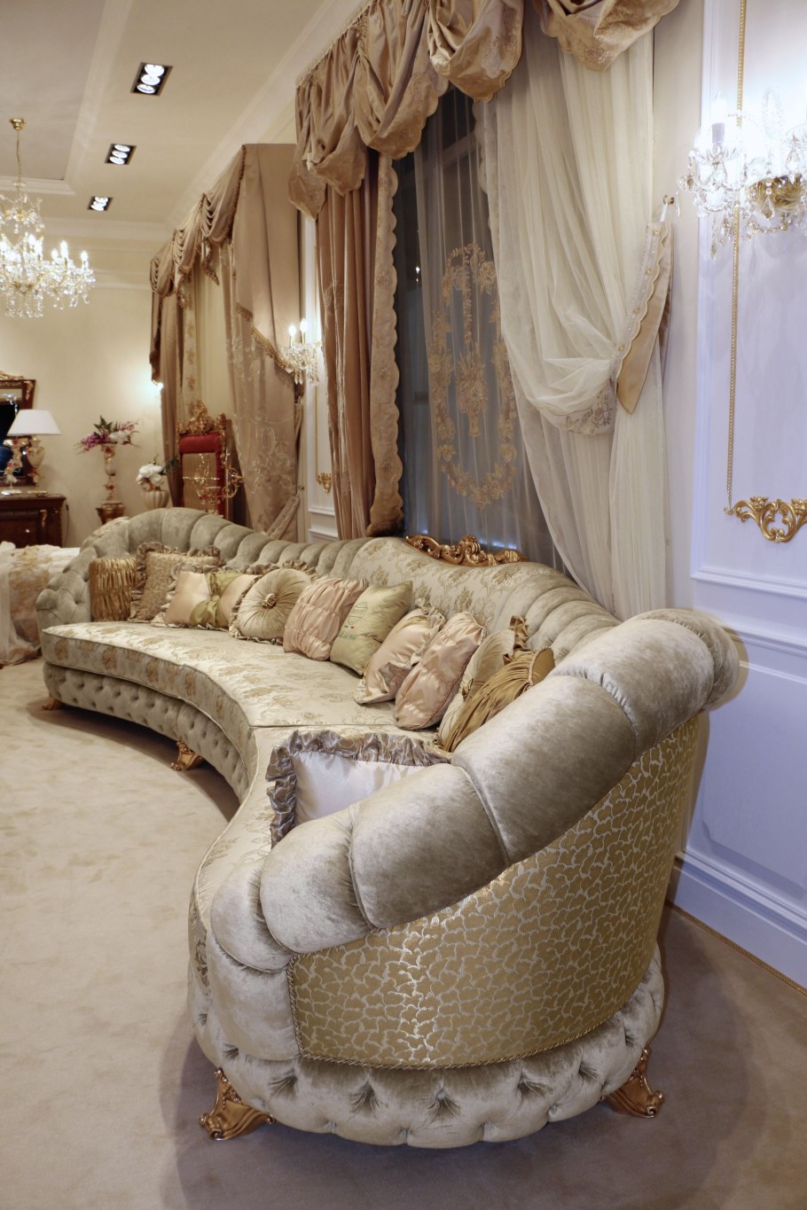 Округленный хол диван