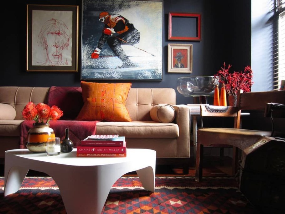 Парень и девушка в квартире