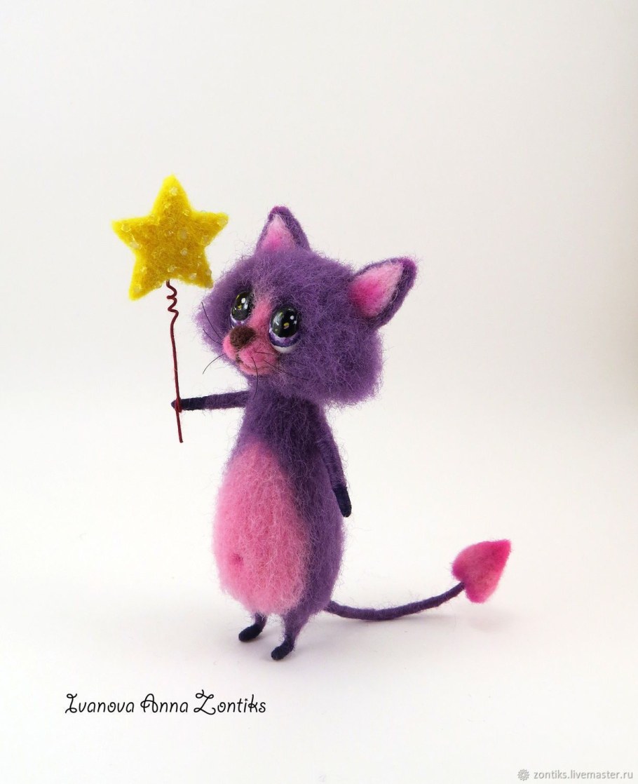 Фиолетовая игрушка из шерсти