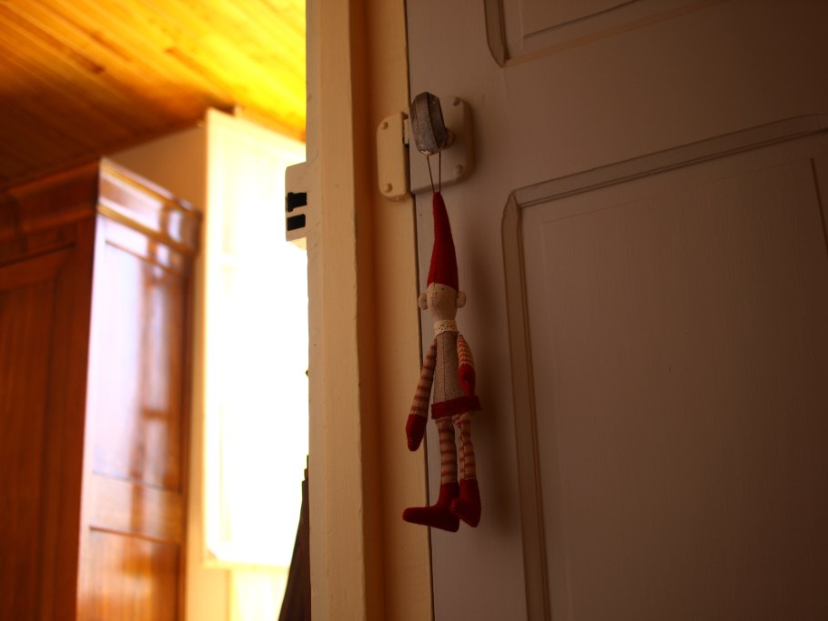 Красный уголок за дверью в комнате