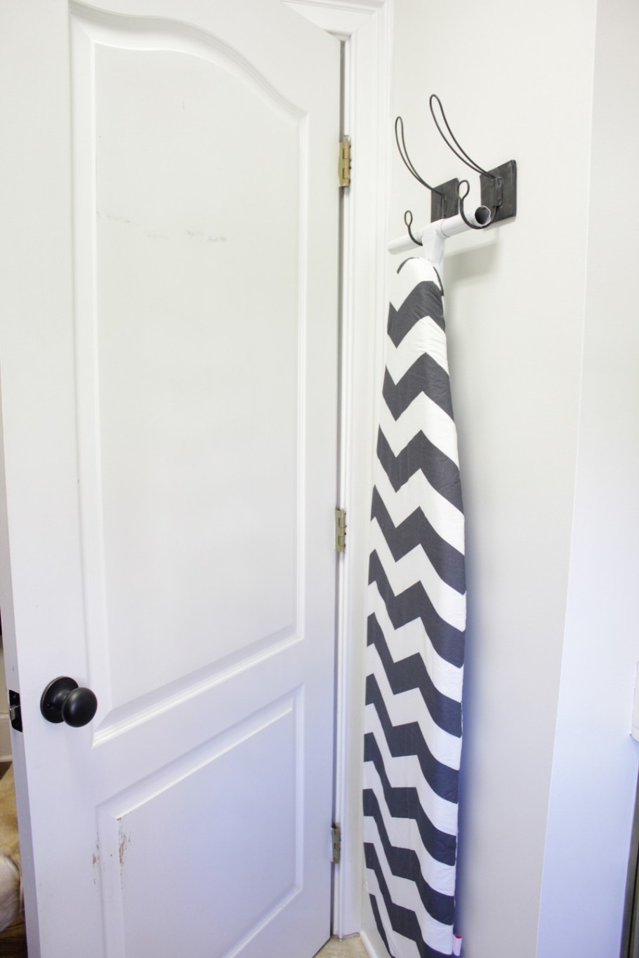 Хранение гладильной доски за дверью