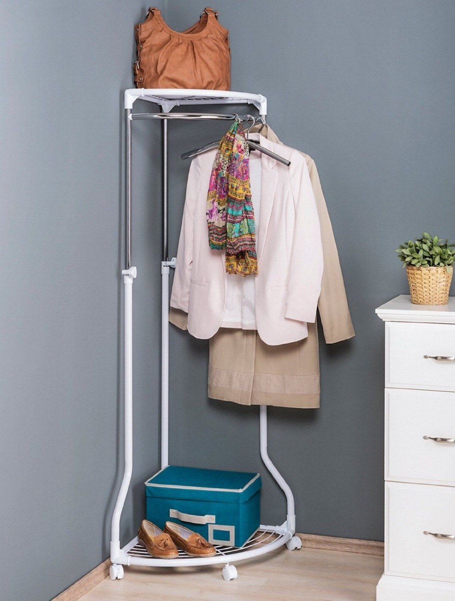 Вешалка для вещей в комнату