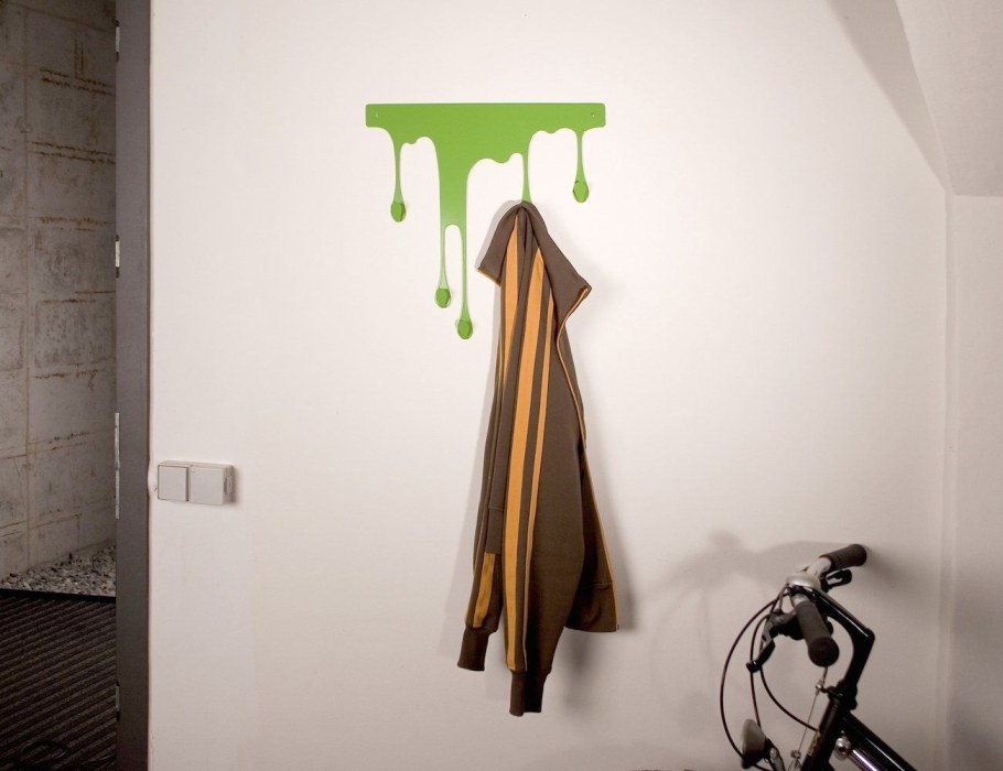 Инсталляция из вешалок