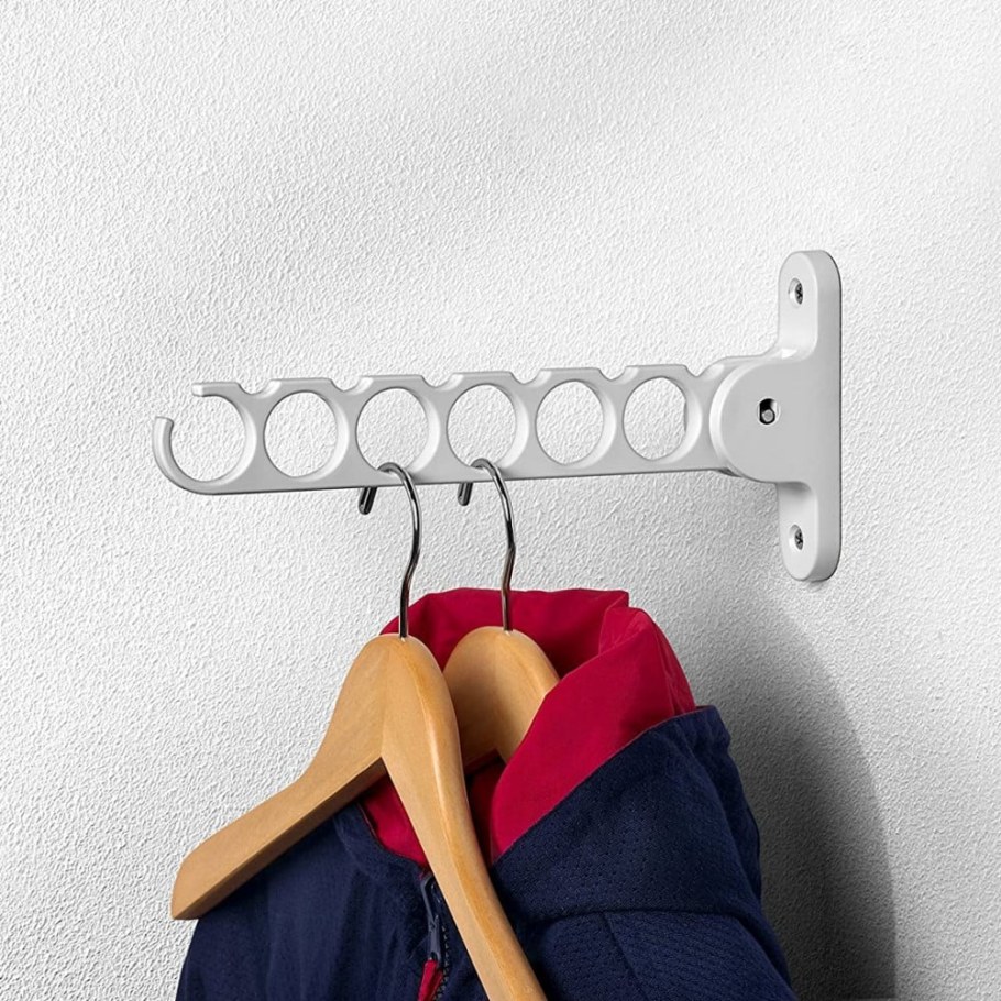 Вертикальная вешалка на стену