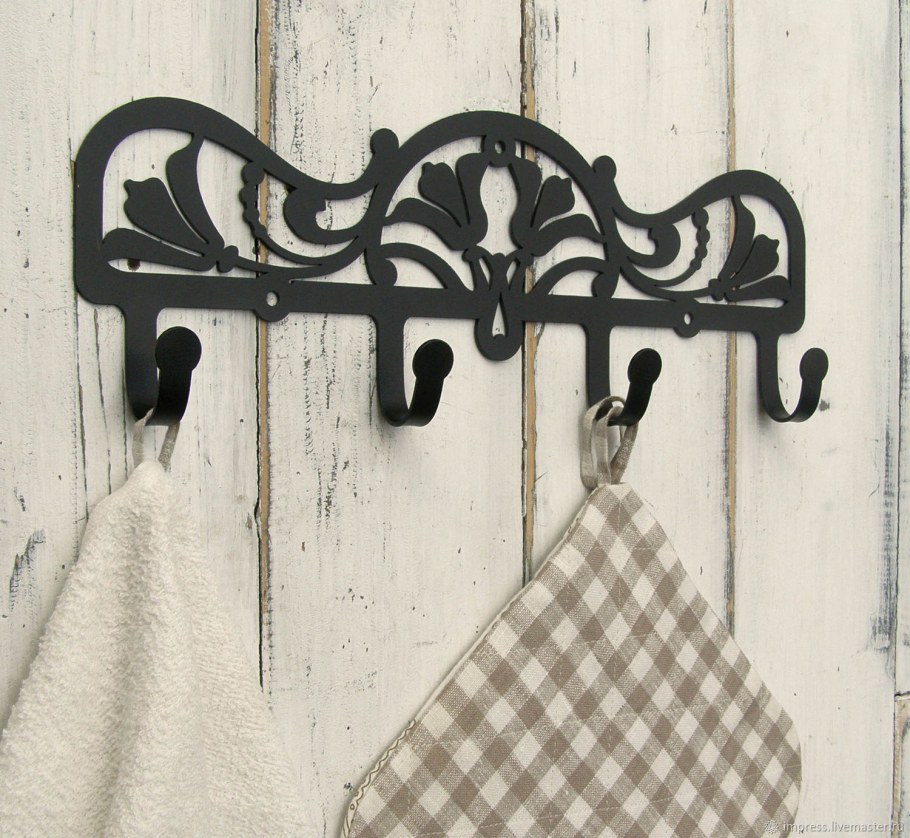 Металлическая вешалка на стену