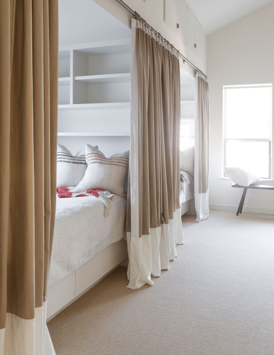 Кровать за занавеской