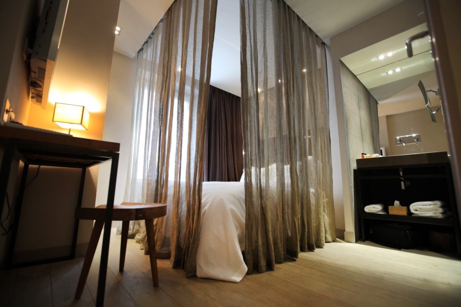 Зонирование комнаты шторами