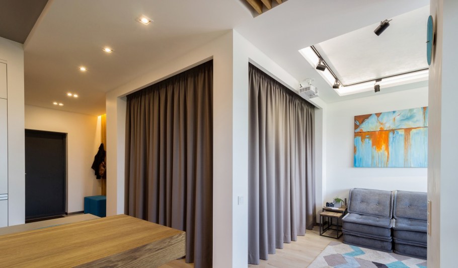 Зонирование студии шторами